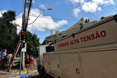CAXIAS DO SUL, RS, BRASIL, 16/09/2022. Remoção de fios inoperantes em postes de energia elétrica , na Rua Os 18 do Forte, no trecho entre as ruas Visconde de Pelotas e Alfredo Chaves, no centro de Caxias do Sul. (Bruno Todeschini/Agência RBS)<!-- NICAID(15208163) -->