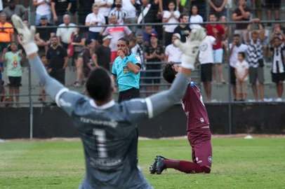 Goleiro Fabian Volpi defende pênalti decisivo que ajudou o Caxias se classificar às quartas de final da Série D e zagueiro Fernando converteu última cobrança.<!-- NICAID(15515042) -->