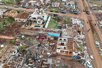 Olho Vivo Paraná / Divulgação Tornado destrói a cidade de Rio Bonito do Iguaçu, no sudoeste do Paraná<!-- NICAID(16163536) -->