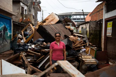 PORTO ALEGRE, RS, BRASIL, 15.06.2024: Manhã de sábado no bairro Humaitá é marcada por distribuicão de doacões, limpeza e acumulo de lixos pelas ruas. Na foto: a moradora Sonia Nascimento. Foto: Camila Hermes/Agencia RBS<!-- NICAID(15790087) -->