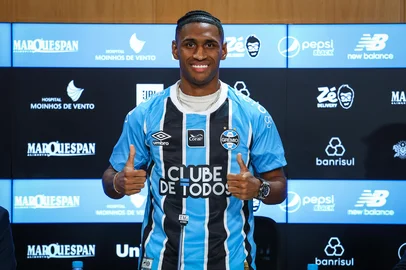 RS - FUTEBOL/APRESENTACAO GREMIO  - ESPORTES - Vice-presidente de futebol Antonio Dutra Junior, ao lado do diretor de futebol Rafael Lima apresenta o atleta TetÃª como novo reforÃ§o do Gremio para a temporada 2026. FOTO: LUCAS UEBEL/GREMIO FBPA<!-- NICAID(16202862) -->