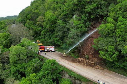 BR-158 - Rodovia federal responsável por escoar parte da safra de grãos do Noroeste enfrenta sucessivos desmoronamentos no trecho entre Itaara e Santa Maria, na Região Central.<!-- NICAID(15578556) -->
