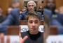 Aliados prejudicam Flávio Bolsonaro ao ressuscitar temas como a covid-19 