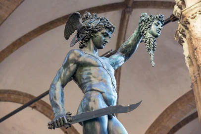 Florence Italy July 2nd 2015 : Perseus with the Head of Medusa is a bronze sculpture made by Benvenuto Cellini, located under Loggia dei Lanzi in Florence, Tuscany. Foto:  Michael Evans/ stock.adobe.com Indexador: Michael EvansFonte: 225687349Fotógrafo: Photographer<!-- NICAID(16269951) -->