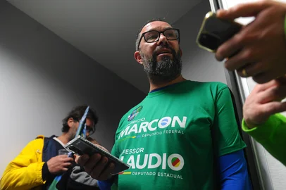 CAXIAS DO SUL, RS, BRASIL, 02/10/2022. Eleições 2022 - Vereador Maurício Marcon, comemorando resultado das eleições. Marcon conseguiu se eleger a Deputado Ferderal pelo partido Podemos. O candidato a deputado estadual, Professor Cláudio, também acompanha a apuração. Na foto, o candidato Professor Cláudio. (Bruno Todeschini/Agência RBS)<!-- NICAID(15224361) -->