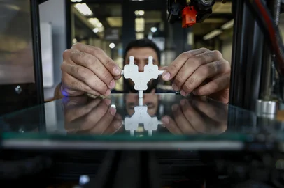 Porto Alegre, RS, Brasil – Ambiente de criação e prototipagem no FABLAB do Tecnopuc, um dos principais polos de inovação do Rio Grande do Sul. O espaço conecta tecnologia, pesquisa e desenvolvimento de novas soluções, aproximando empresas, startups e o meio acadêmico.Indexador: jeff botega<!-- NICAID(16366839) -->