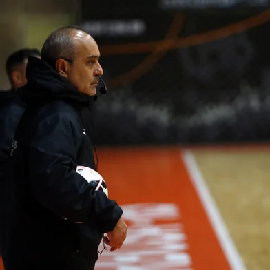 CARLOS BARBOSA, RS, BRASIL, 18/05/2026. Treino da ACBF no Centro Municipal de Eventos Sérgio Luiz Guerra, em Carlos Barbosa. A ACBF está irá disputar a Copa Libertadores de Futsal 2026. Preparativos para a competição. Na foto, Peri Fuentes, técnico da ACBF. (Porthus Junior/Agência RBS)Indexador: Porthus Junior<!-- NICAID(16288026) -->