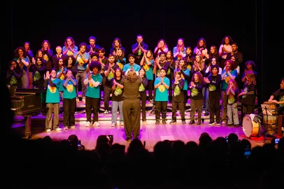 Espetáculo no dia 23 de setembro reunirá coros juvenil e infantojuvenil para apresentar canções em ritmos distintos, que vão do baião ao heavy metal.Em sua primeira edição, o Concerto com Coros do Moinho/UCS ocorre na próxima terça-feira, 23 de setembro, às 20h30min, no Teatro Municipal Pedro Parenti, em Caxias do Sul. O espetáculo reúne os dois grupos corais do Moinho UCS, sob a regência de Cristiane Ferronato, para apresentarem seu repertório e compartilharem com o público o caminho sonoro que constitui a formação dos jovens cantores. O já reconhecido Coro Juvenil completa 12 anos em 2025, e o Coro Infantojuvenil iniciou sua trajetória neste ano.<!-- NICAID(16125250) -->