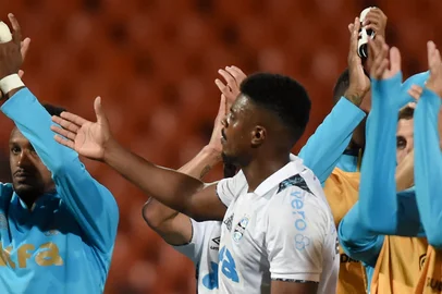 Players of Gremio acknowledge the fans at the end of the Copa Sudamericana group stage football match between Argentina's Godoy Cruz and Brazil's Gremio at the Malvinas Argentinas stadium in Mendoza, Argentina, on April 24, 2025. (Photo by Andres LARROVERE / AFP)Editoria: SPOLocal: MendozaIndexador: ANDRES LARROVERESecao: soccerFonte: AFPFotógrafo: STR<!-- NICAID(16023954) -->