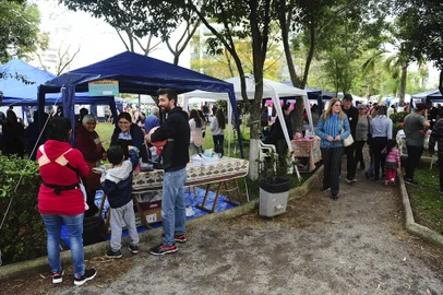 CAXIAS DO SUL, RS, BRASIL, 10/07/2022. 8° Grande Feira Comunitária do Parque Jardim América, evento que reúne diversos expositores entre artesanato, alimentação e cosméticos.  (Bruno Todeschini/Agência RBS)<!-- NICAID(15145248) -->