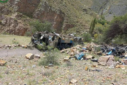 Ao menos 30 pessoas morreram e outras 15 ficaram feridas em um acidente onde um ônibus de passageiros rolou por um abismo de 800 metros, nesta segunda-feira (17) na cidade de Yocalla, dentro do departamento de Potosí, no sul da Bolívia, informou a polícia.O acidente ocorreu em uma estrada estreita de mão dupla entre as capitais de Potosí e Oruro. São pelo menos 30 mortos contabilizados e que estão sendo levados ao necrotério, assinalou o coronel Víctor Benavides à AFP.<!-- NICAID(15978379) -->