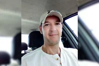 Douglas de Souza Arruda, conhecido como Dodô Batera, morreu aos 53 anos. O artista enfrentava um melanoma, tipo agressivo de câncer de pele. O músico estava internado no hospital SerPiero, em Santos (SP), e não resistiu à doença. Ele deixa a esposa e dois filhos.Dodô, que atualmente trabalhava como baterista freelancer, foi um dos fundadores do grupo de pagode Karametade, surgido em 1993. Ele  participou da formação original que alcançou grande sucesso nos anos 1990. Como baterista, integrou turnês e gravações que marcaram a trajetória da banda, com hits como Morango do Nordeste e Louca Sedução.<!-- NICAID(16086321) -->