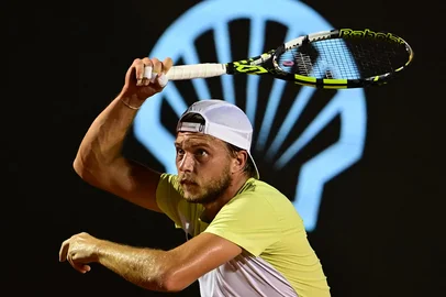 France's Alexandre Muller returns to Brazil's Joao Fonseca during their first round tennis match at the ATP 500 Rio Open in Rio de Janeiro on February 18, 2025. (Photo by MAURO PIMENTEL / AFP)<!-- NICAID(15982568) -->