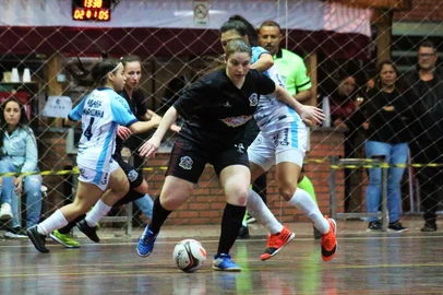 Lance da primeira final entre Imigrante e Celemaster, na Copa RS de 2023, futsal feminino.