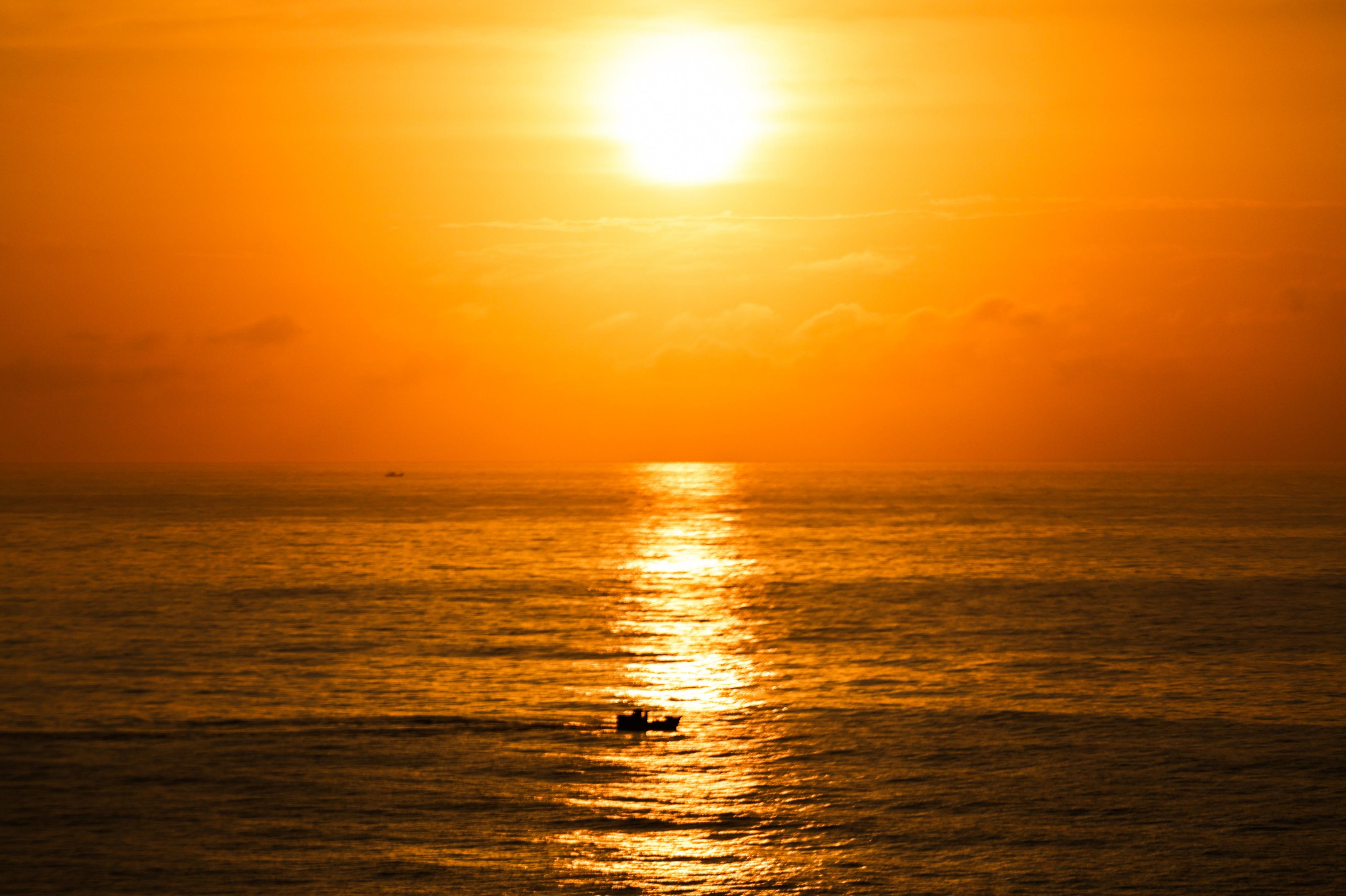 Contempla&ccedil;&atilde;o, c&eacute;u alaranjado e praia vazia: o amanhecer impressionista no Morro do Farol, em Torres