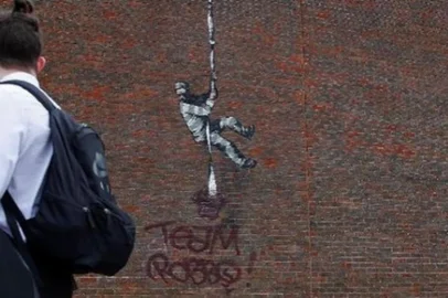 Obra de Banksy em Reading, na Inglaterra, é alvo de vandalismo<!-- NICAID(14735952) -->
