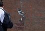Obra de Banksy na Inglaterra é pichada com o nome de seu rival