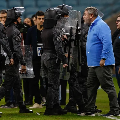 Eduardo Magrisso, dirigente do Grêmio, reclama da arbitragem em Grêmio x CSA<!-- NICAID(16042211) -->