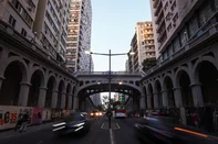 PORTO ALEGRE, RS, BRASIL, 06-03-2026: Escadarias do viaduto Otávio Rocha foram liberadas ao público. Com isso, a obra de revitalização está mais próximo de ser concluída, após mais de três anos. Os tapumes da Avenida Borges de Medeiros ainda permanecem, não sendo possível a circulação de pedestres na parte inferior do viaduto. Foto: Bruno Todeschini/Agência RB<!-- NICAID(16240105) -->
