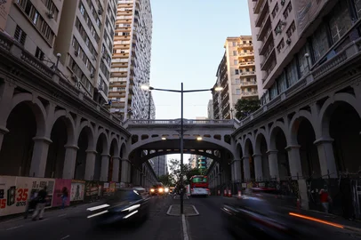 PORTO ALEGRE, RS, BRASIL, 06-03-2026: Escadarias do viaduto Otávio Rocha foram liberadas ao público. Com isso, a obra de revitalização está mais próximo de ser concluída, após mais de três anos. Os tapumes da Avenida Borges de Medeiros ainda permanecem, não sendo possível a circulação de pedestres na parte inferior do viaduto. Foto: Bruno Todeschini/Agência RB<!-- NICAID(16240105) -->
