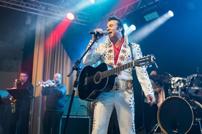 O Projeto Mão Amiga promove um espetáculo em tributo ao cantor Elvis Presley no dia 18 de maio (domingo), em Caxias do Sul. O show “Elvis Celebration e Orquestra” conta com a participação de Fabiano Feltrin, cover do músico norte-americano, banda e orquestra ao vivo. O evento ocorre no UCS Teatro, a partir das 19h. Os ingressos custam R$55 e estão à venda pelo site Sympla e diretamente na sede do Mão Amiga, no bairro Rio Branco. Todo o valor arrecadado com a bilheteria da noite será destinado ao Mão Amiga.<!-- NICAID(16031999) -->