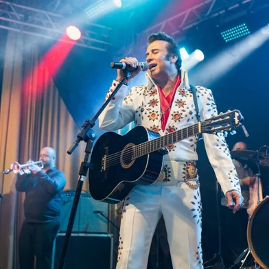 O Projeto Mão Amiga promove um espetáculo em tributo ao cantor Elvis Presley no dia 18 de maio (domingo), em Caxias do Sul. O show “Elvis Celebration e Orquestra” conta com a participação de Fabiano Feltrin, cover do músico norte-americano, banda e orquestra ao vivo. O evento ocorre no UCS Teatro, a partir das 19h. Os ingressos custam R$55 e estão à venda pelo site Sympla e diretamente na sede do Mão Amiga, no bairro Rio Branco. Todo o valor arrecadado com a bilheteria da noite será destinado ao Mão Amiga.<!-- NICAID(16031999) -->