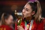 Spain's defender #19 Olga Carmona kisses the trophy after winning the Australia and New Zealand 2023 Women's World Cup final football match between Spain and England at Stadium Australia in Sydney on August 20, 2023. (Photo by FRANCK FIFE / AFP)Editoria: SPOLocal: SydneyIndexador: FRANCK FIFESecao: soccerFonte: AFPFotógrafo: STF<!-- NICAID(15515418) -->