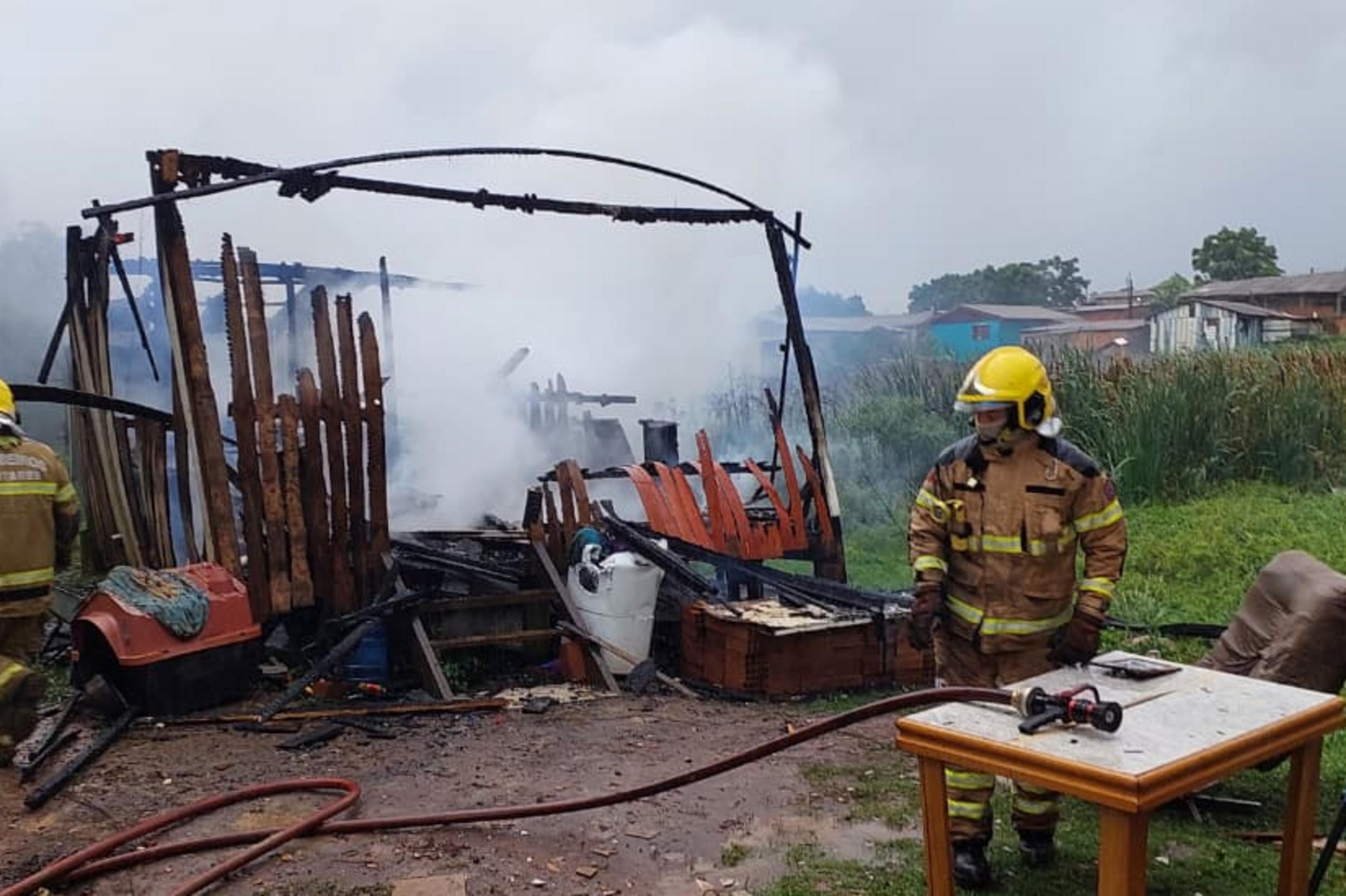 Inc&ecirc;ndio destr&oacute;i casa em Passo Fundo