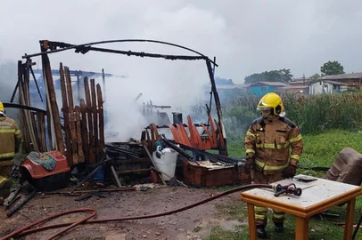 Registro de incêncio em residência em Passo Fundo.<!-- NICAID(16232009) -->