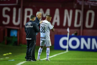 Gremio x LanusRS - FUTEBOL/CONMEBOL SULAMERICANA 2021 /GREMIO X LANUS - ESPORTES - Lance da partida entre Gremio e Lanus disputada na noite desta quinta-feira, no estÃ¡dio La Fortaleza, em Lanus, valida pela Sulamericana 2021. FOTO: LUCAS UEBEL/GREMIO FBPAEditoria: SPOLocal: LanusIndexador: Lucas UebelSecao: futebolFonte: Gremio.netFotógrafo: Gremio x Lanus<!-- NICAID(14770424) -->