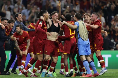 Roma's British defender Chris Smalling (C-L) and Roma's Italian midfielder Nicolo Zaniolo (C-R) celebrate winning the UEFA Europa Conference League final football match between AS Roma and Feyenoord at the Air Albania Stadium in Tirana on May 25, 2022. (Photo by Gent Shkullaku / AFP)Editoria: SPOLocal: TiranaIndexador: GENT SHKULLAKUSecao: soccerFonte: AFPFotógrafo: STR<!-- NICAID(15106981) -->