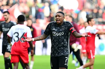 Ajax's Dutch forward #07 Steven Bergwijn reacts towards supporters after the Dutch Eredivisie football match between FC Utrecht and AFC Ajax at Galgenwaard stadium in Utrecht, on October 22, 2023. (Photo by Olaf Kraak / ANP / AFP) / Netherlands OUTEditoria: SPOLocal: UtrechtIndexador: OLAF KRAAKSecao: soccerFonte: ANPFotógrafo: STR<!-- NICAID(15577022) -->
