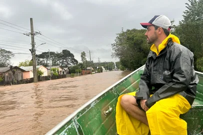 Em pouco mais de um ano Derli de Oliveira Ribas, 58 anos, voltou a viver o drama de deixar sua casa no município de Jaguari, na Região Central do Rio Grande do Sul, no devido à elevação do rio que dá nome a cidade e corta a cidade que leva o mesmo nome. Morador do bairro Sagrado Coração de Jesus, ele, a esposa de 55 anos e o filho de 22 precisaram sair às pressas na segunda-feira (17), antes que a água tomasse a residência.<!-- NICAID(16062728) -->