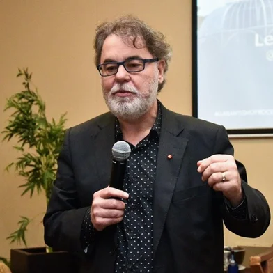 Natural de Agudo, na região Central do RS, Lenio Streck é formado em Direito pela Universidade de Santa Cruz do Sul (Unisc), com mestrado e doutorado pela Universidade Federal de Santa Catarina e pós-doutorado pela Universidade de Lisboa. Desde 1996, é professor da Unisinos, onde ajudou a fundar o curso de pós-graduação em Direito. No Ministério Público, sua carreira começou em 2 de setembro de 1986 e aposentou-se como Procurador de Justiça no dia 31 de maio de 2014.<!-- NICAID(15960986) -->
