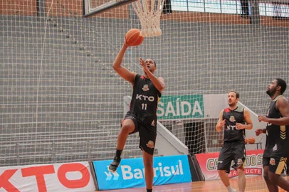 Wesley Sena, novo reforço do Caxias Basquete, já treina com o grupo no Ginásio do Sesi.<!-- NICAID(14909502) -->