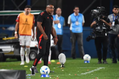 Internacional's head coach Roger looks on during the Copa Libertadores group stage football match between Uruguay's Nacional and Brazil's Internacional at the Gran Parque Central stadium in Montevideo, on May 15, 2025. (Photo by DANTE FERNANDEZ / AFP)Editoria: SPOLocal: MontevideoIndexador: DANTE FERNANDEZSecao: soccerFonte: AFPFotógrafo: STR<!-- NICAID(16038483) -->