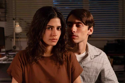 Clarice (Julia Dalavia) e Téo (Jaffar Bambirra)<!-- NICAID(16102510) -->