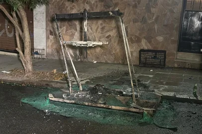 Marcos Pacheco / RBS TV Cinco contêineres de lixo são incendiados no Centro Histórico de Porto Alegre<!-- NICAID(16207080) -->