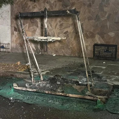 Cinco contêineres de lixo são incendiados no Centro Histórico de Porto Alegre<!-- NICAID(16207080) -->