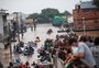 VÍDEO: moradores do bairro Mathias Velho, em Canoas, são evacuados com ajuda de embarcações