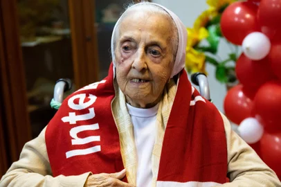 PORTO ALEGRE, RS, BRASIL, 07.06.2024: Madre Inah Canabarro Lucas, de 116 anos, é a torcedora mais antiga do Internacional. Foto: Camila Hermes/Agencia RBS<!-- NICAID(15783450) -->