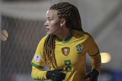 A Seleção Feminina sub-20 goleou a Bolívia por 10 a 0 pelo Sul-Americano da categoria. Biazinha e Mileninha, do Inter, Pati Maldaner e Luany, do Grêmio, marcaram gols.<!-- NICAID(15064910) -->