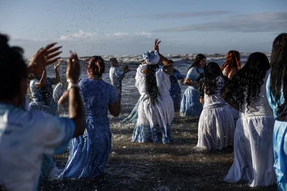 CAPÃO DA CANOA, RS, BRASIL, 02-02-2026: Cerimônia em homenagem ao dia de Iemanjá. Fotos: Duda Fortes/Agencia RBS<!-- NICAID(16216625) -->