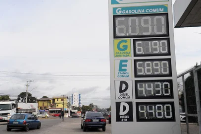 CAXIAS DO SUL, RS, BRASIL, 12/08/2021 - Anunciado mais um aumento dos combustíveis. Nos postos o valor varia entre R$ 6,09 (posto Squizatto, no Desvio Rizzo)a R$ 6,24 (posto SIM próximo ao Iguatemi. (Marcelo Casagrande/Agência RBS)<!-- NICAID(14861184) -->