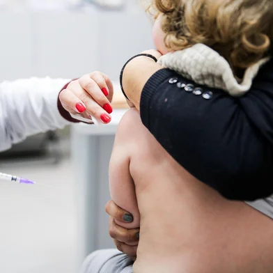 CAXIAS DO SUL, RS, BRASIL, 14/06/2025. Mutirão da saúde em Caxias Do Sul. Na foto, Vanessa Barbosa Canela, 42, que trouxe seu filho Caio Barbosa Canelo, de 3 anos (Neimar De Cesero/Agência RBS)<!-- NICAID(16059828) -->