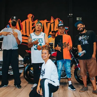 Rapper Robson Gomes e Henrique MC gravam música Cria da Quebrada. Clipe foi gravado da Fluência Casa Hip Hop e contou com a participação do grafiteiro Andrigo Martins, da Santa Lata Crew, e os dançarinos B.Boy Léo, dro grupo Essência Crew, e B.Girl Mai.<!-- NICAID(14724273) -->