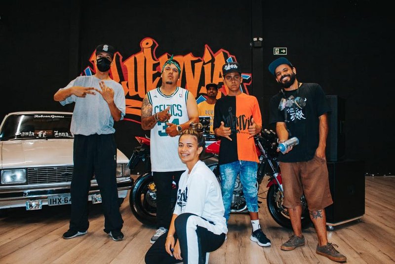 Rapper Robson Gomes e Henrique MC gravam música Cria da Quebrada. Clipe foi gravado da Fluência Casa Hip Hop e contou com a participação do grafiteiro Andrigo Martins, da Santa Lata Crew, e os dançarinos B.Boy Léo, dro grupo Essência Crew, e B.Girl Mai.<!-- NICAID(14724273) -->