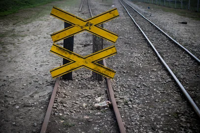 RIO GRANDE, RS, BRASIL, 26-02-2026: Governos e empresas buscam alternativas para conter a precarização da malha ferroviária gaúcha, que perdeu 75% do tamanho em três décadas e foi dilacerada pelas enchentes de 2024. Rastro de destruição é desafio à reconstrução. Sem conexão por ferrovia com o resto do brasil e com países limítrofes, o estado se encontra ilhado fora dos trilhos. Na foto: Trem com grãos manobra perto do porto de Rio Grande para descarregar mercadoria (Foto: André Ávila/Agência RBS)Indexador: Andre Avila<!-- NICAID(16248520) -->