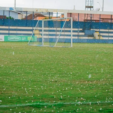 Registro de queda de granizo na tarde desta sexta-feira em Vacaria. Na foto, Estádio Altos da Glóra<!-- NICAID(14928739) -->
