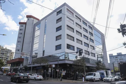 CAXIAS DO SUL, RS, BRASIL. 15-08-2025. Prédio de cinco andares estudado para instalação do campus da UFRGS em Caxias do Sul. Está situado na esquina das ruas Os Dezoito do Forte e Moreira César, junto à Praça da Bandeira, onde funcionava parte da FSG (Centro Universitário da Serra Gaúcha).<!-- NICAID(16102562) -->